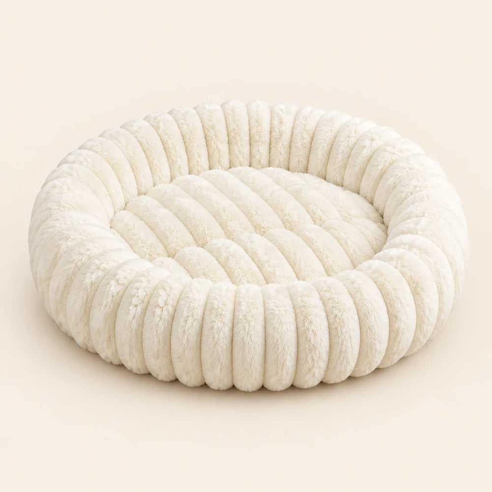 Panier donut en peluche beige pour chat et petit chien, vu de trois quarts sur fond crème